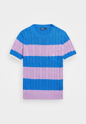 Sweter dziany z krótkim rękawem z szerokimi poziomymi paskami w kolorze niebieskim i lawendowym, z okrągłym dekoltem, małą kieszonką na piersi oraz mankietami wykończonymi białą lamówką.