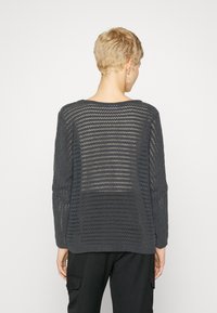 Maglione a maglia aperta grigio scuro con maniche lunghe e scollatura ampia tonda, caratterizzato da un motivo a righe e una vestibilità comoda.