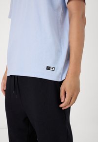 Edwin OVERSIZE BASIC UNISEX - Lihtne T-särk - kentucky blue