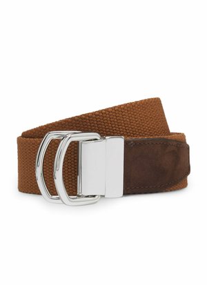 Ceinture en tissu tissé marron avec boucle double anneau en D argentée et détail en cuir marron foncé à l'extrémité, enroulée sur un fond blanc.