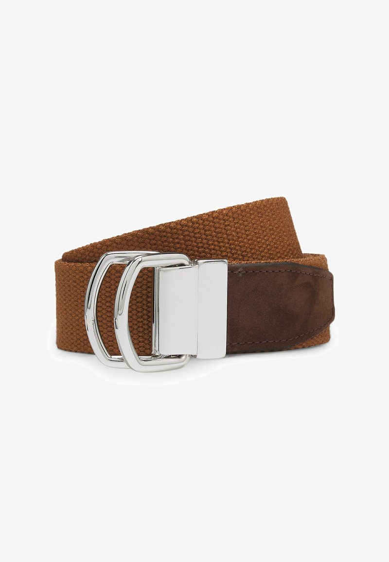 Brauner gewebter Stoffgürtel mit silberner Doppeld-Ring-Schnalle und dunkelbraunem Lederdetail am Ende, aufgerollt vor weißem Hintergrund.