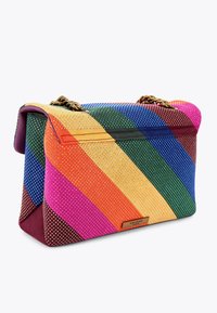 Borsa a tracolla multicolore con strisce diagonali in diverse tonalità, realizzata in materiale testurizzato e con manici a catena in tono oro, di forma rettangolare.