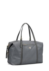 Borsa grigia con texture, dotata di due manici superiori e una tasca frontale con zip. Presenta accessori in oro e un logo decorativo. Design robusto e spazioso.