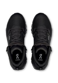 Schwarze Wanderschuhe mit strukturiertem Mesh-Obermaterial, verstärkter Zehenkappe und Gummisohle. Verfügen über elastische Schnürsenkel und Logo auf der Innensohle. Wasserdichtes Design.