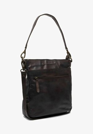 Sac à épaule en cuir marron avec une seule bandoulière réglable, poche avant zippée et une finition lisse et texturée. Accent matériel de sécurité présent.
