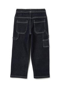 Pantalones de mezclilla en azul oscuro con cintura elástica, que presentan doble bolsillo trasero y bolsillos laterales tipo cargo, con costuras reforzadas.