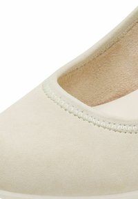 s.Oliver Klasszikus sarkú cipők - cream