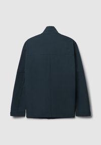 Giacca camicia leggerissima di colore blu navy, con colletto alla mandarino, realizzata in un tessuto liscio. Presenta un design minimalista e senza chiusure visibili.
