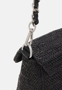 Borsa a tracolla nera intrecciata con superficie testurizzata, pattina superiore e tracolla in catena argentata con attacco a gancio.