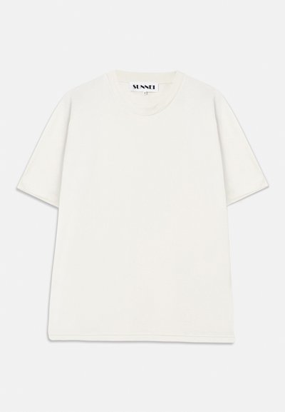 Camiseta blanca de manga corta hecha de algodón, con un escote redondo y un corte relajado. Etiqueta visible en el interior del cuello. Sin patrones ni acentos.