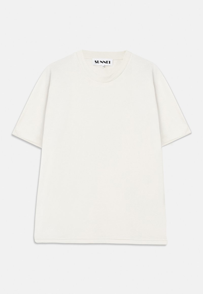 Camiseta blanca de manga corta hecha de algodón, con un escote redondo y un corte relajado. Etiqueta visible en el interior del cuello. Sin patrones ni acentos.