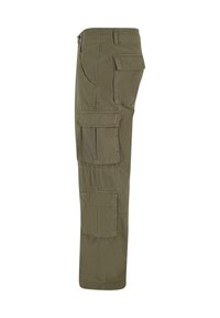 Pantaloni cargo verde măslin, fabricați dintr-un material durabil, având multiple buzunare, o croială dreaptă și cusături întărite pe cusături.