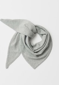 Écharpe grise en tissu doux, présentant une forme triangulaire avec des extrémités pointues et des accents scintillants subtils répartis sur tout le matériau.