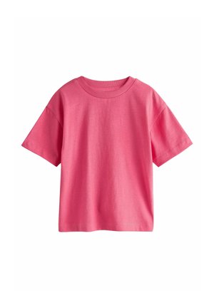 Svijetloružičasta pamučna majica s kratkim rukavima, okruglim rebrastim izrezom i ravnim rubom, prikazana na bijeloj pozadini.