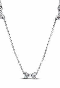 Collana in argento con pendente a forma di fiocco decorato con due gemme trasparenti. Il design è delicato con rifiniture lisce e lucide.