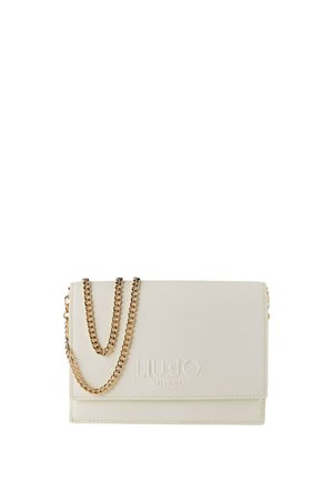 Borsa rettangolare bianca in pelle con tracolla a catena dorata e logo "Liu Jo Milano" in rilievo sulla patta frontale.
