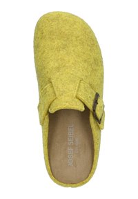 Zoccolo in felt giallo con punta arrotondata, fibbia regolabile e superficie testurizzata. L'interno ha un morbido rivestimento marrone con branding.