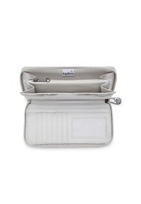 Portafoglio bianco con zip, dotato di più scomparti, tra cui una tasca con zip, slot per carte e una finestra per ID trasparente; texture liscia e design minimalista.