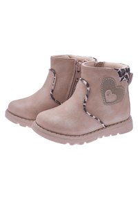 Botas de tobillo de imitación de cuero en color marrón claro, con cremallera lateral, detalles de estampado de leopardo y un corazón bordado en el exterior. Suela de goma sólida.