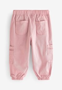 Pantaloni cargo din bumbac în roz deschis, cu un talie elastică, două buzunare la spate și manșete strânse la glezne pentru o potrivire confortabilă.