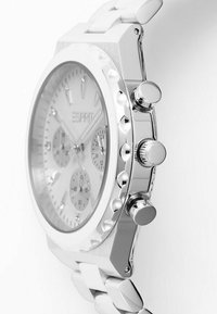 Silverfärgad kronografklocka med armband i rostfritt stål, rund klockkapsel och texturerad bezel; har en grå urtavla med tre subdials och upphöjda markörer.