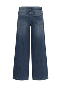 Wijde cropped blauwe spijkerbroek met achterzakken en riemlussen, weergegeven tegen een witte achtergrond.