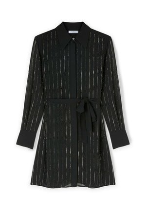 Camicia nera con motivo a strisce verticali metallizzate, maniche lunghe, chiusura frontale con bottoni, colletto e cintura in tessuto da annodare in vita.