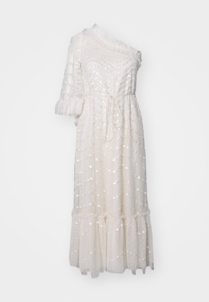 Robe blanche avec un design asymétrique à une épaule, un tissu texturé, des accents froncés, une ceinture à la taille et un ourlet à volants avec des détails en sequins.