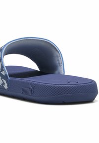 Infradito blu Puma con suola in gomma, soletta testurizzata e una fascia decorata con un design mimetico.
