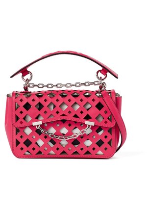 Jasnoróżowa torebka z wycięciami w kształcie diamentów, srebrnymi łańcuszkami oraz uchwytem górnym i odpinanym paskiem na ramię.