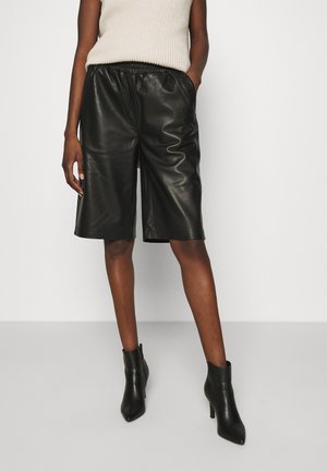 PASO BERMUDA - Shorts - black