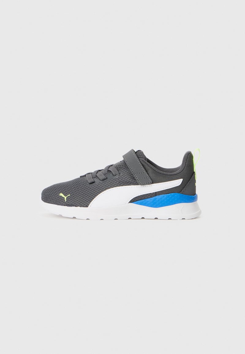 Chaussures de sport grises avec une bande latérale blanche, un accent bleu au talon et une sangle Velcro. Caractéristiques : tige en maille et semelle en caoutchouc.