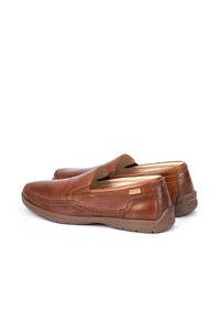 Chaussures marron en cuir à enfiler avec des détails cousus sur le devant, bout arrondi, semelle en caoutchouc et panneaux latéraux élastiques pour un enfilage facile.