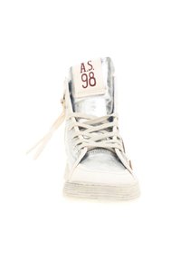 Vysoké tenisky s lesklým strieborným zvrškom a krémovými akcentmi, šnúrkami a značením s nápisom "A.S. 98." Textúrovaná gumová podrážka.