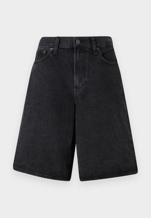 Mustat farkkushortsit rennolla leikkauksella, joissa on korkea vyötärö, viisi taskua ja napitus edessä.