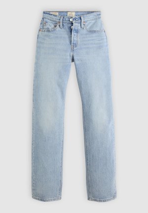 Jeans a vita alta blu chiaro a gamba dritta con chiusura a bottoni, tasche frontali e posteriori, e passanti per cintura su sfondo bianco.