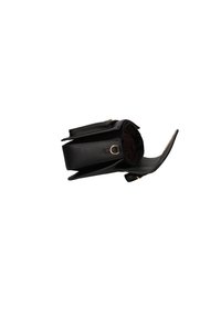 Borsa in pelle nera con superficie testurizzata, dotata di un'apertura laterale, hardware dorato e una tracolla regolabile. Design compatto e strutturato.