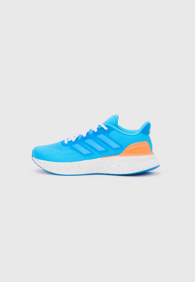 Zapatillas deportivas azules con parte superior texturizada, diseño de tres franjas, acento naranja en el talón y entresuela blanca con motas.