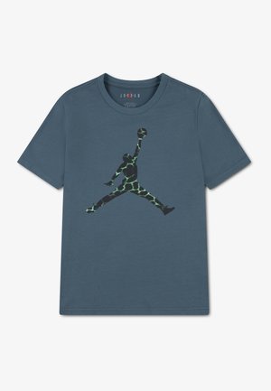 Blå T-shirt med korte ærmer og et sort- og grønmønstret Jumpman basketball-logo centreret på forsiden.