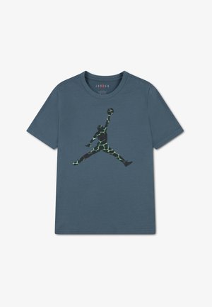 Tricou albastru cu mâneci scurte, cu un logo Jumpman de baschet în nuanțe de negru și verde, plasat central pe partea din față.