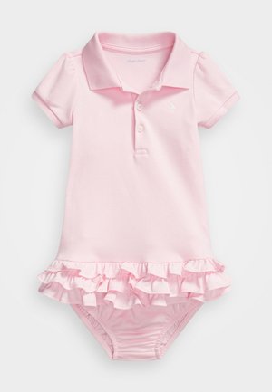 Rozā kokvilnas polo stila bodijs ar īsām pūkainām piedurknēm, piecu pogu apdare un slāņota ruffles svārku detaļa apakšā.