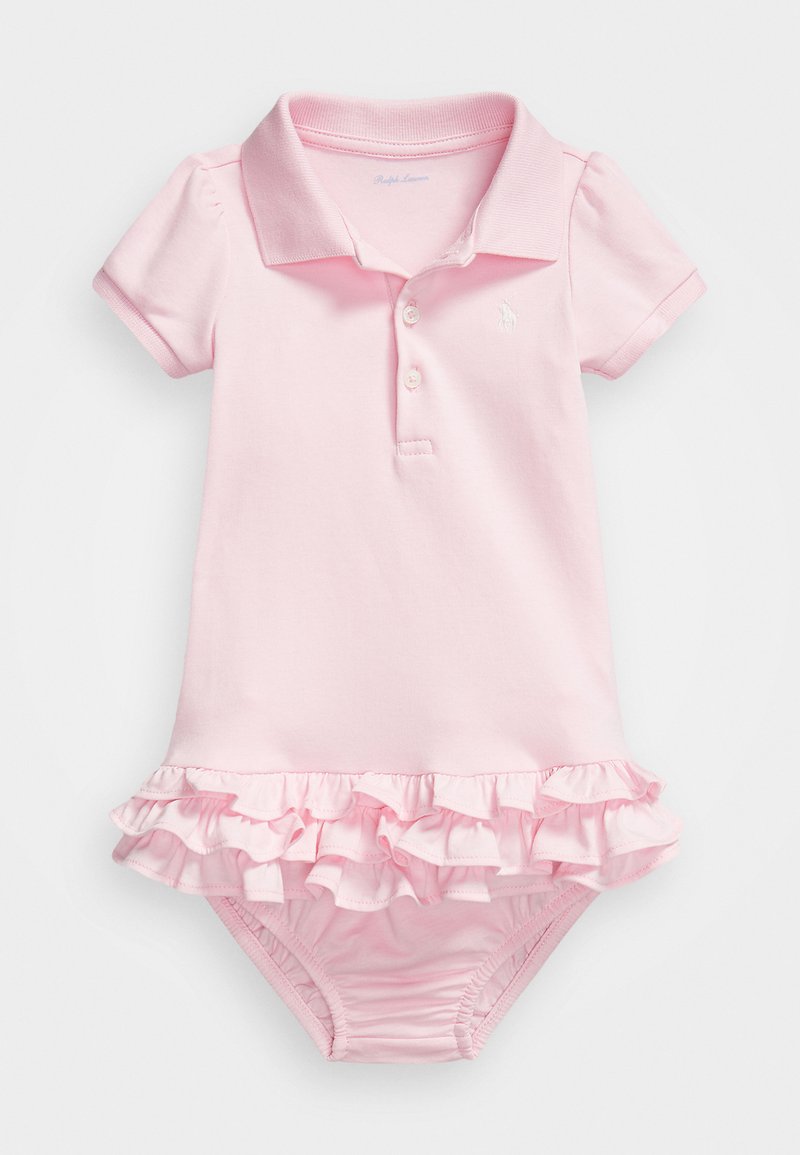 Rozā kokvilnas polo stila bodijs ar īsām pūkainām piedurknēm, piecu pogu apdare un slāņota ruffles svārku detaļa apakšā.