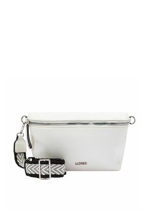 Sac bandoulière en cuir blanc avec fermeture éclair argentée et sangle ajustable à motif chevron noir et blanc.