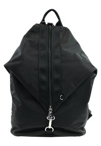 Czarny plecak wykonany z teksturowanej tkaniny, wyposażony w wyraźny podwójny zamek błyskawiczny, klapę zawiązywaną na zakładkę oraz górny uchwyt do noszenia.