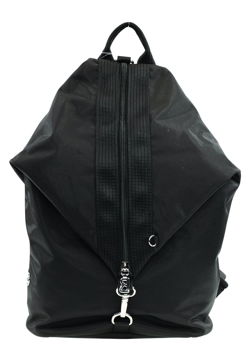 Czarny plecak wykonany z teksturowanej tkaniny, wyposażony w wyraźny podwójny zamek błyskawiczny, klapę zawiązywaną na zakładkę oraz górny uchwyt do noszenia.