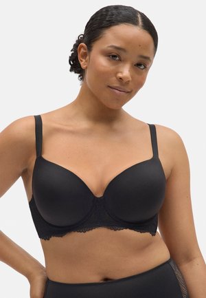 Bralette de lencería negra con copas moldeadas, tirantes ajustables y detalles de encaje a lo largo de la banda. Textura suave con un diseño sin costuras.