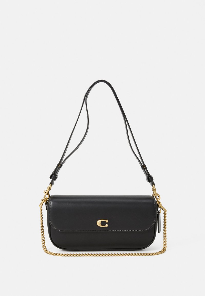 Melnas ādas pleca soma ar zelta ķēdes detaļām un zelta "C" logo uz priekšējā vāka, uz balta fona.