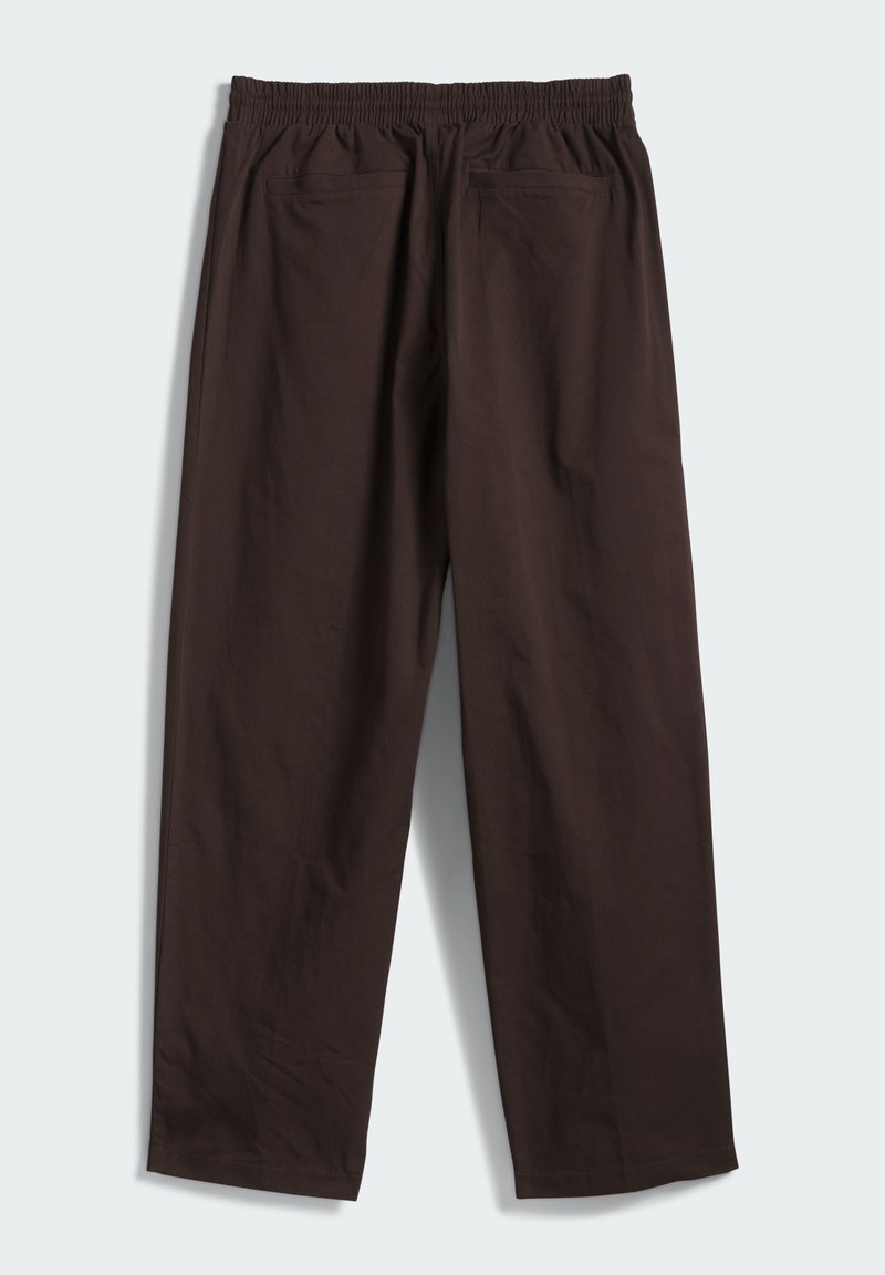 Pantaloni marroni a vestibilità rilassata con vita elasticizzata, due tasche posteriori e una consistenza liscia. Design a gamba dritta senza chiusure visibili.