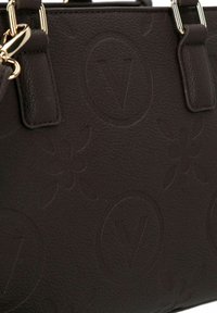 Borsa a mano in pelle marrone scuro con trama, caratterizzata da motivi floreali e la lettera "V" in rilievo, con finiture color oro e cinturini regolabili.