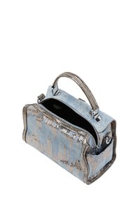 Denim handtas met zilverkleurige metallic accenten, voorzien van een ritssluiting, paillettenpatroon en een stevige handgreep aan de bovenkant. Binnenkant is zwart.